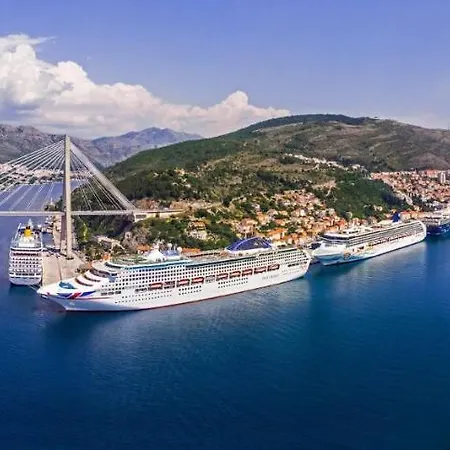 Apartment Cinema Close To Port