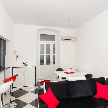Cinema Close To Port Apartment *